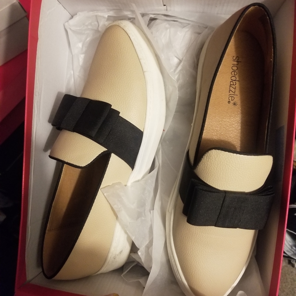 Shoe dazzle beige and black slip on shoes size 9